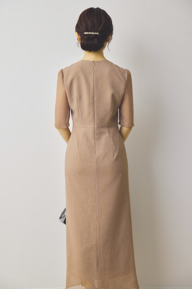 ベージュのラメドビースリットドレス