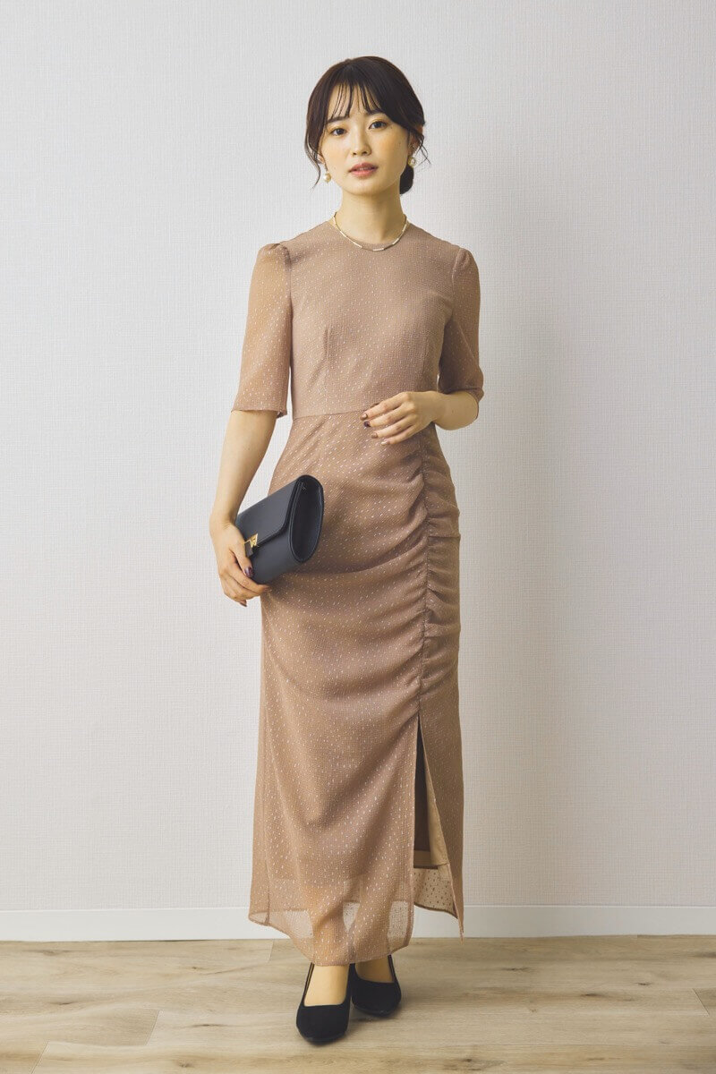 ベージュのラメドビースリットドレス