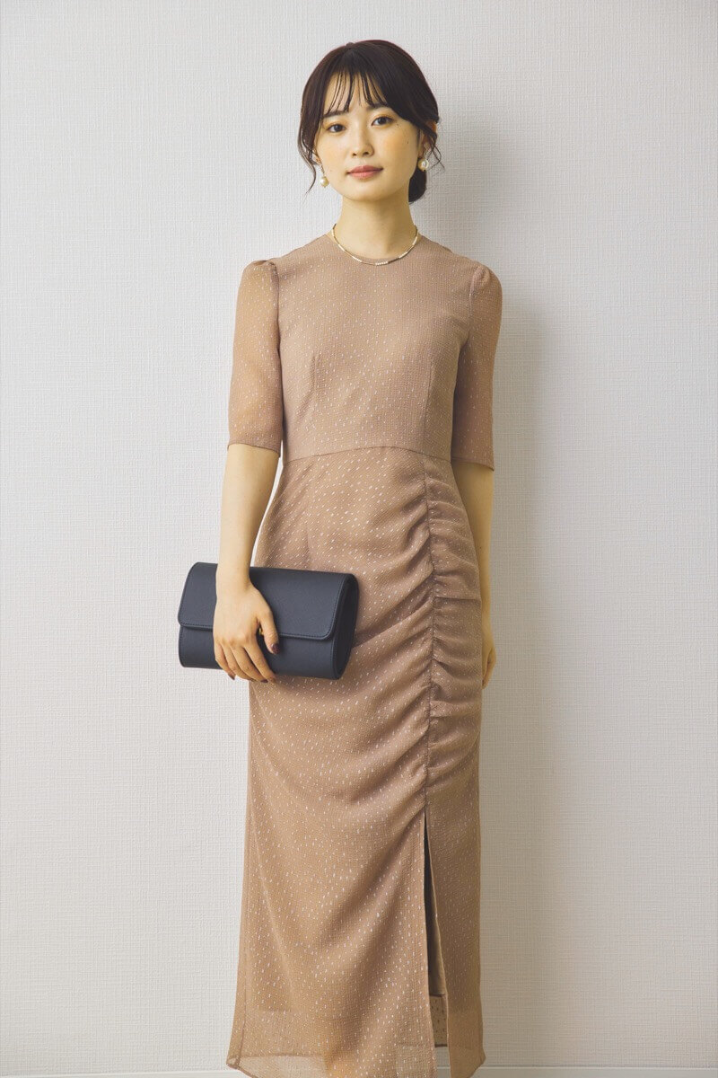 ベージュのラメドビースリットドレス