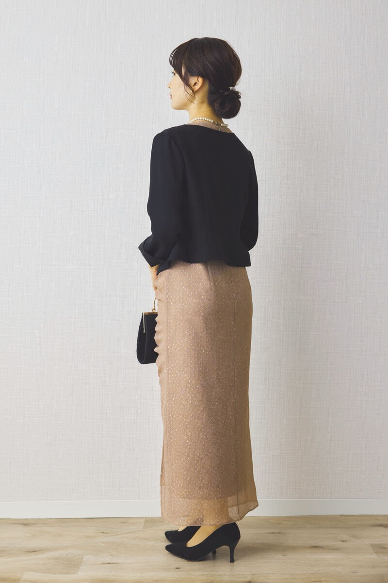 ベージュのラメドビースリットドレス