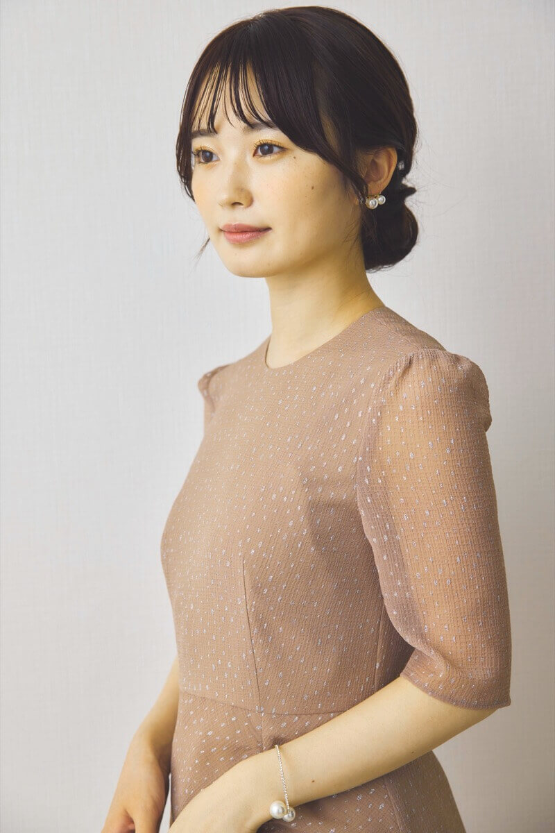 ベージュのラメドビースリットドレス