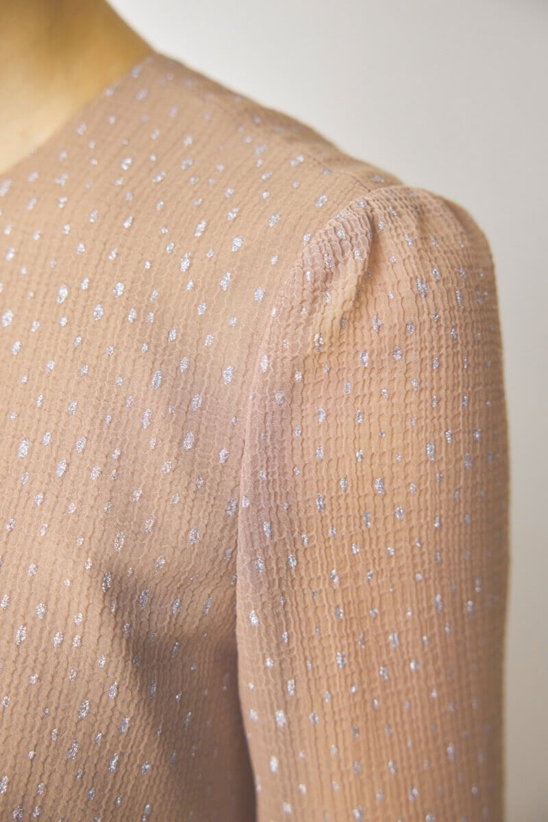 ベージュのラメドビースリットドレス