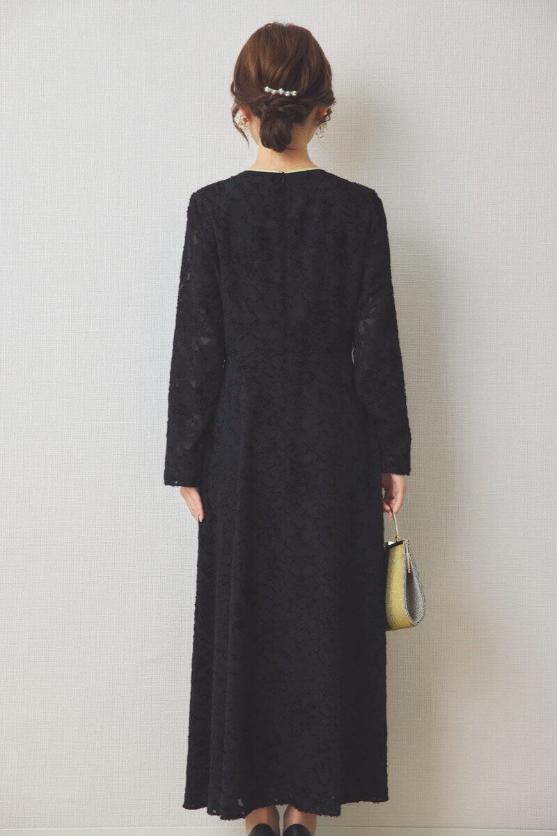 ブラックのジャガードフレアドレス