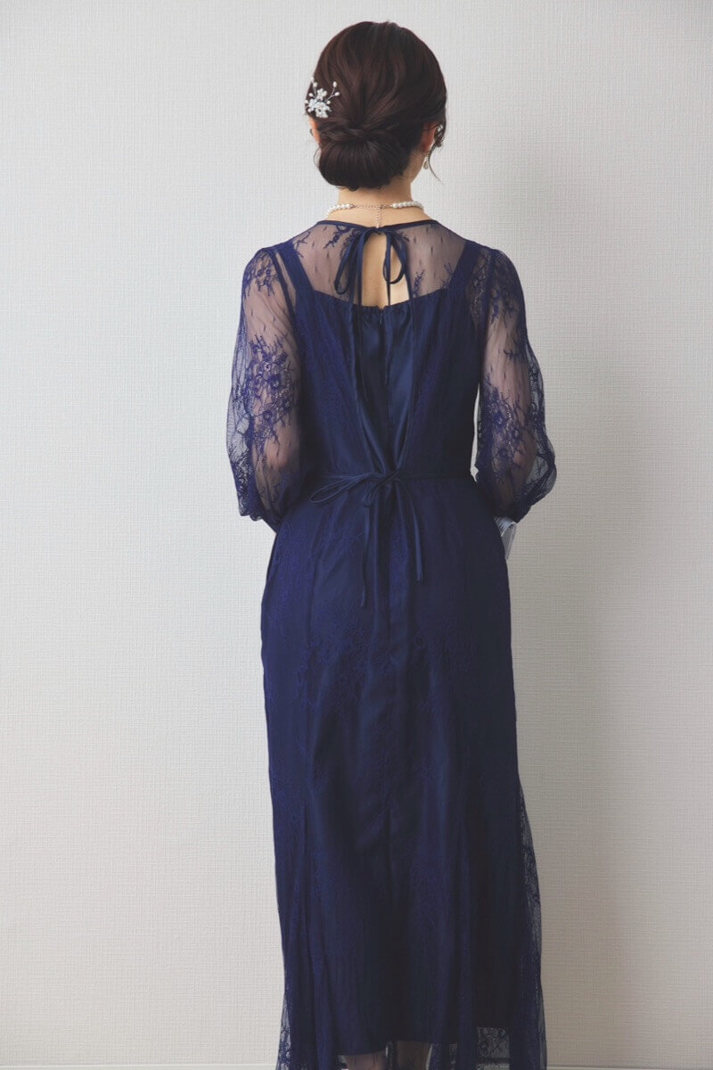 ネイビーのバックリボン総レースドレス