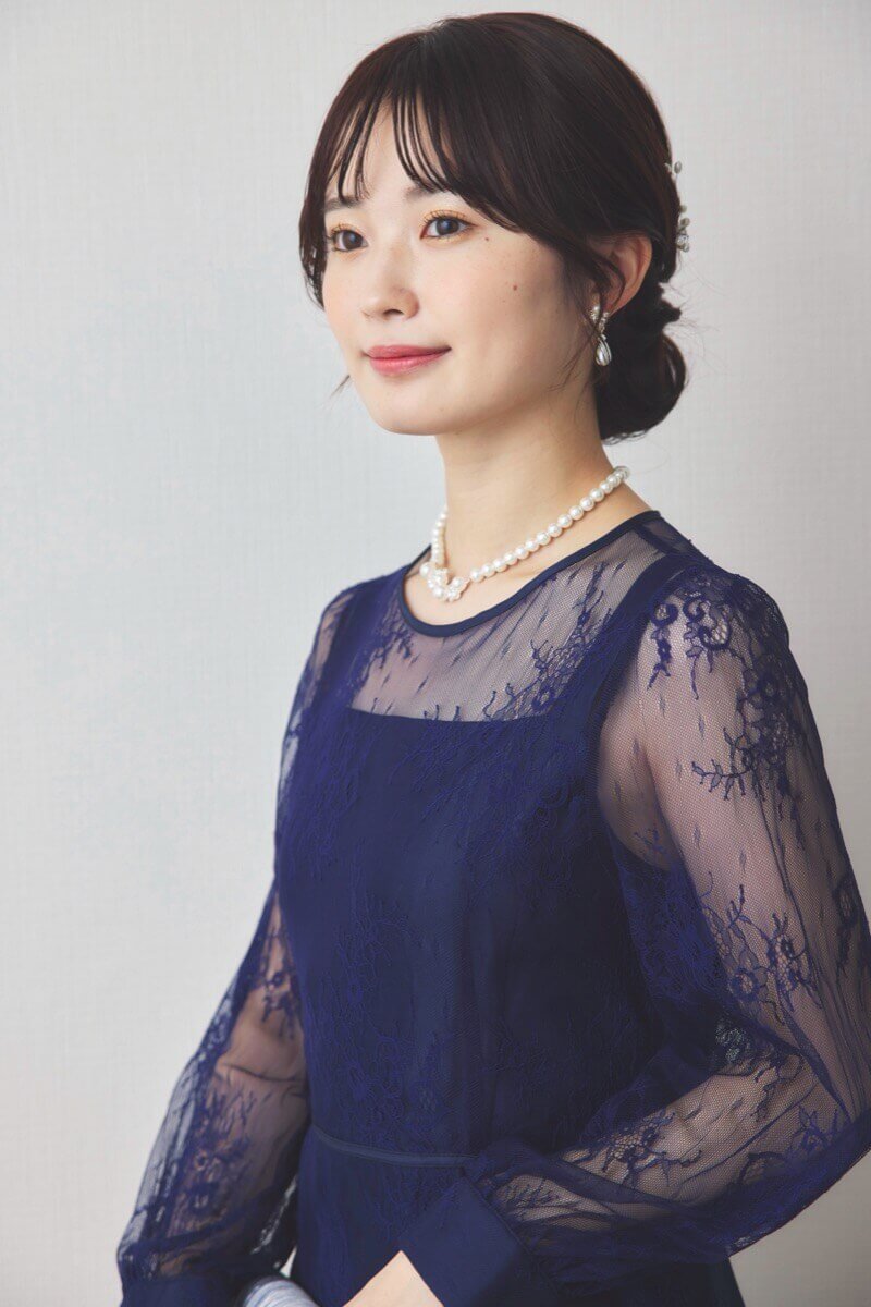 ネイビーのバックリボン総レースドレス