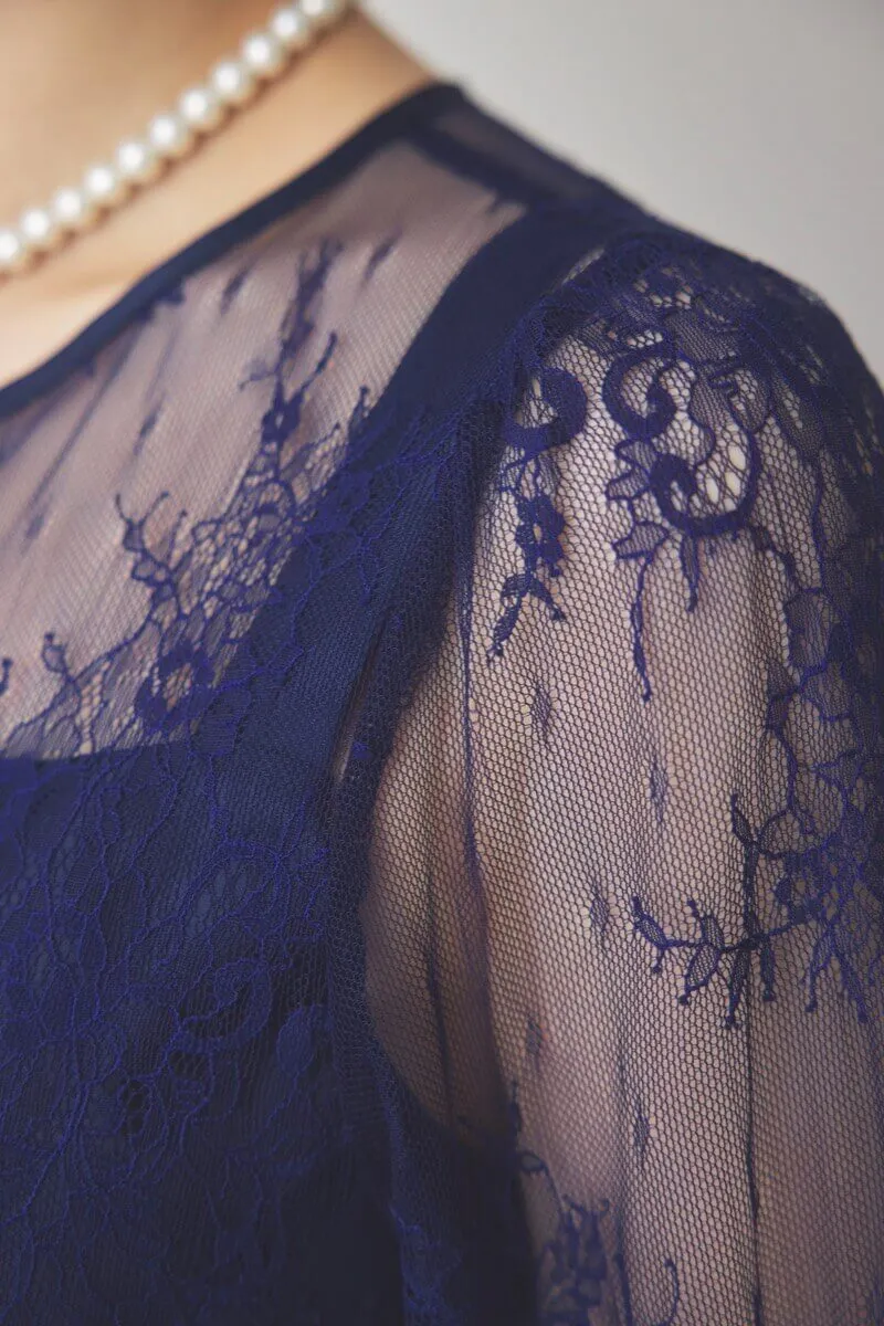 ネイビーのバックリボン総レースドレス