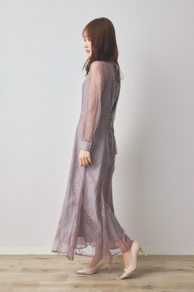 グレージュのバックリボン総レースドレス