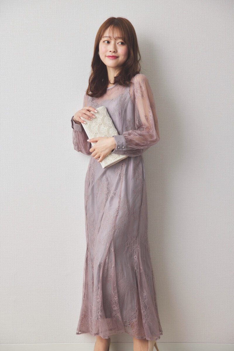 グレージュのバックリボン総レースドレス