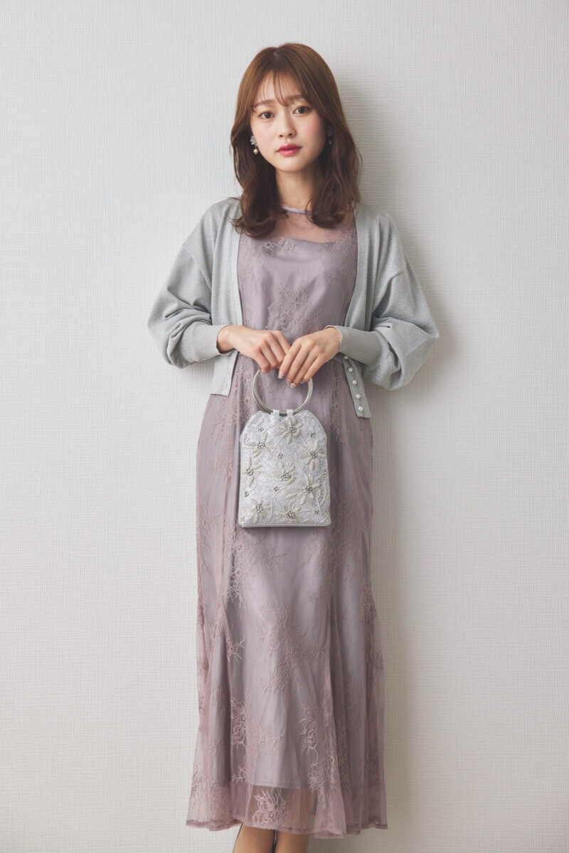 グレージュのバックリボン総レースドレス
