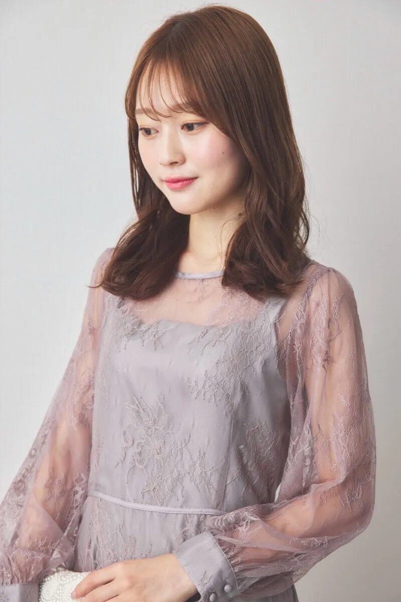 グレージュのバックリボン総レースドレス