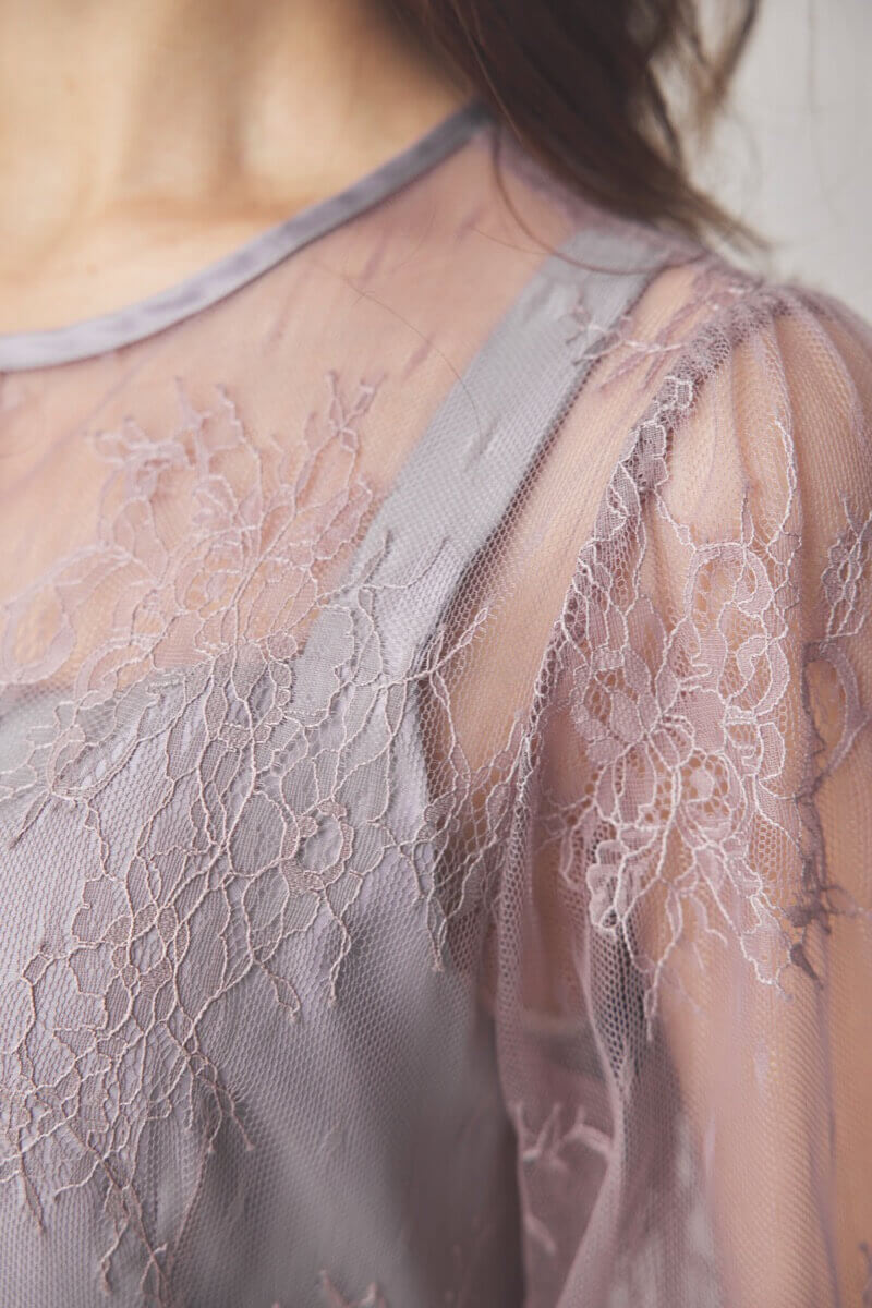 グレージュのバックリボン総レースドレス