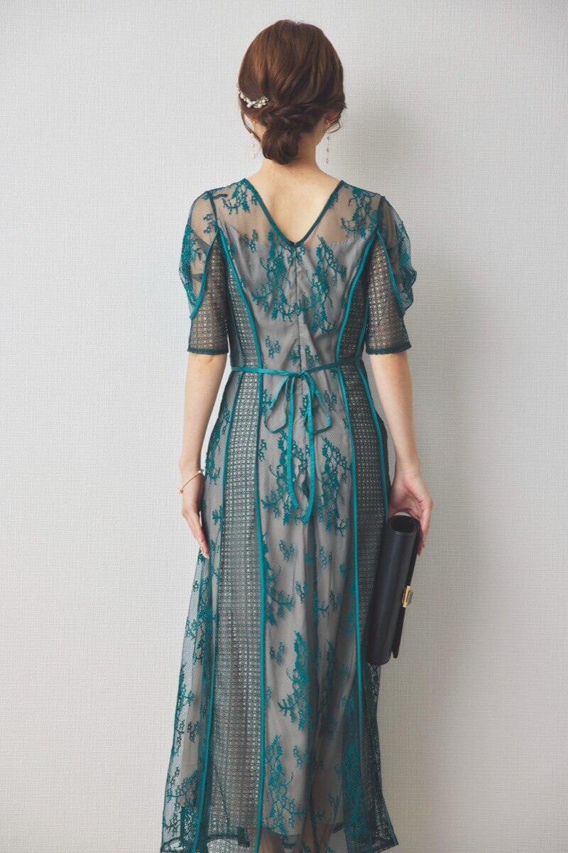 グリーンのパネルレースドレス