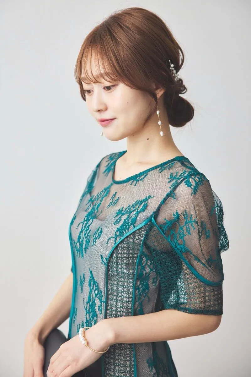 グリーンのパネルレースドレス