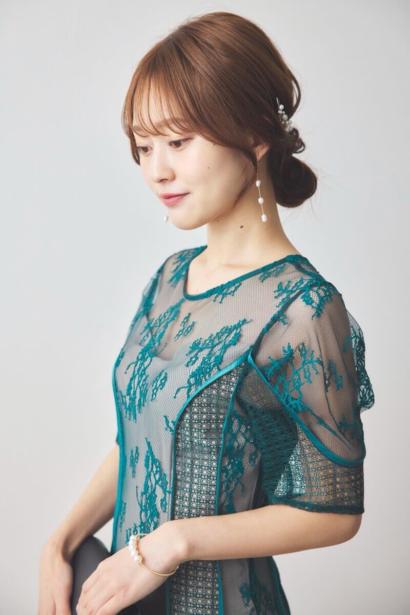 グリーンのパネルレースドレス