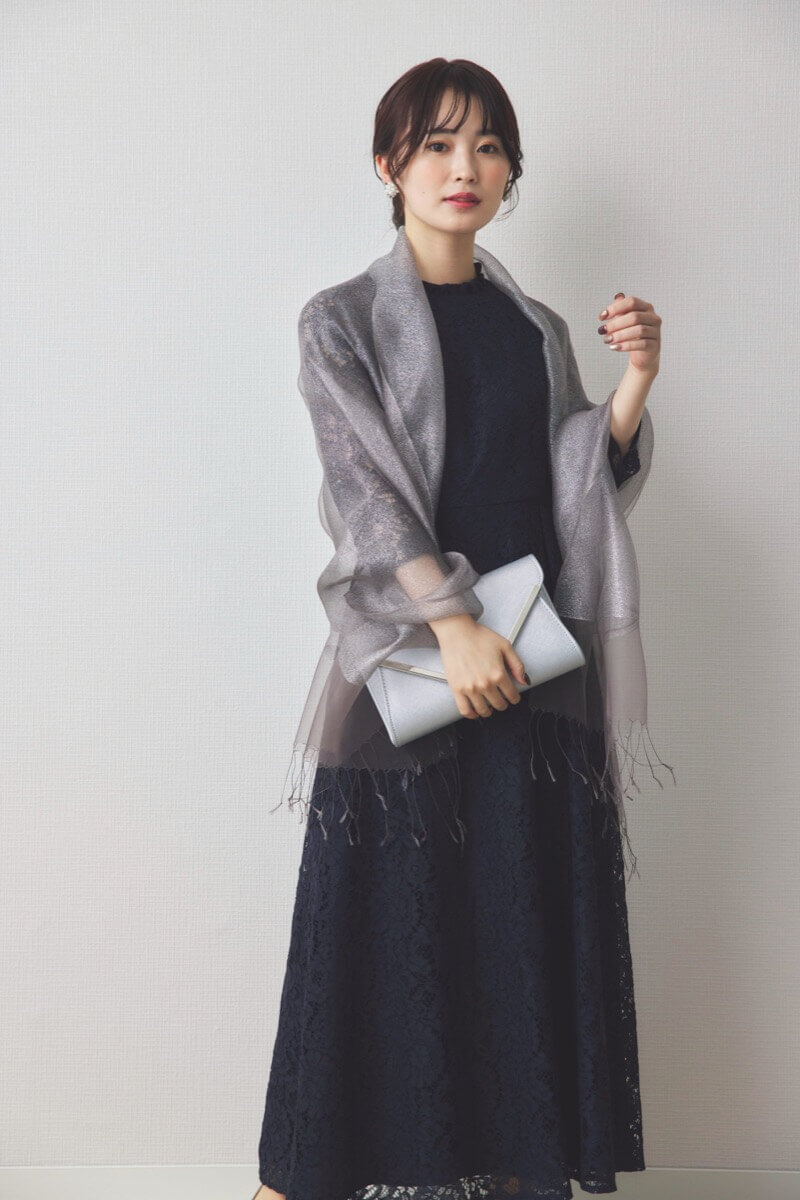 ネイビーのミックスレースクラシカルドレス