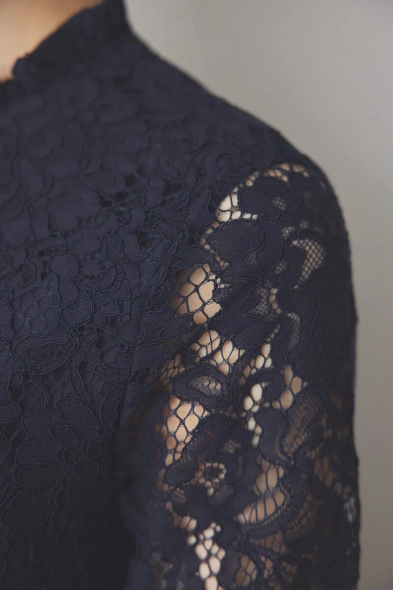 ネイビーのミックスレースクラシカルドレス