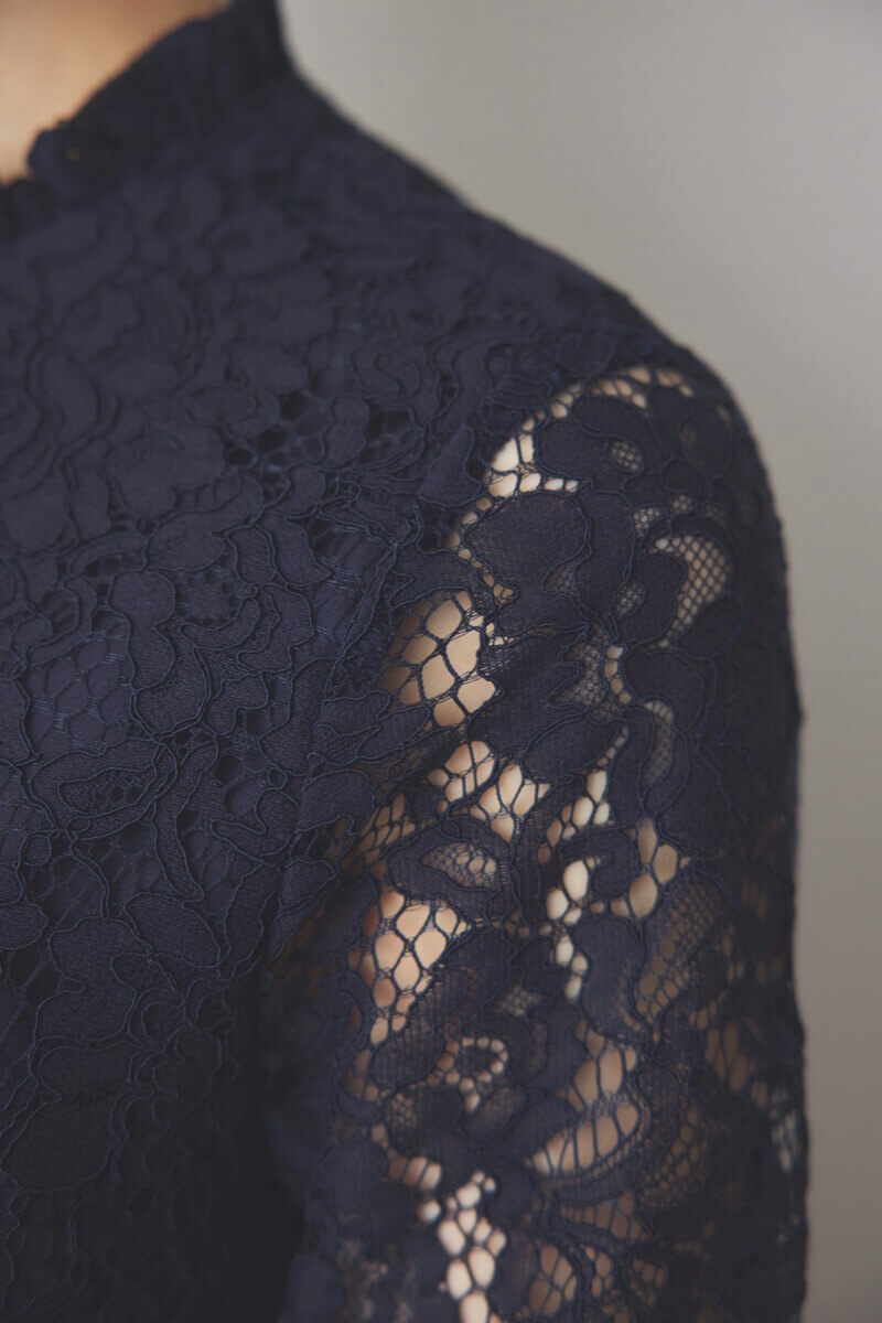 ネイビーのミックスレースクラシカルドレス