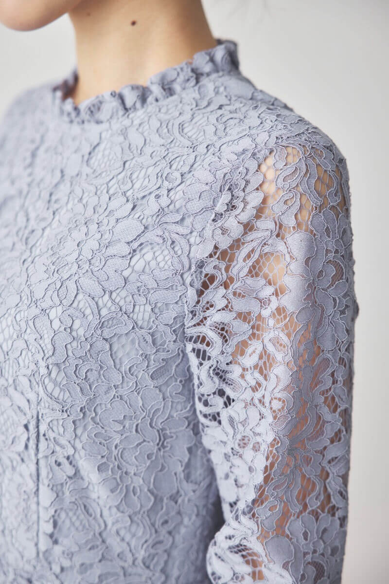 ブルーグレーのミックスレースクラシカルドレス