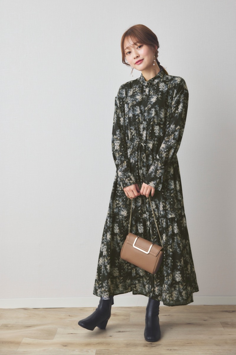 ブラックのフレアスリーブフラワーワンピース