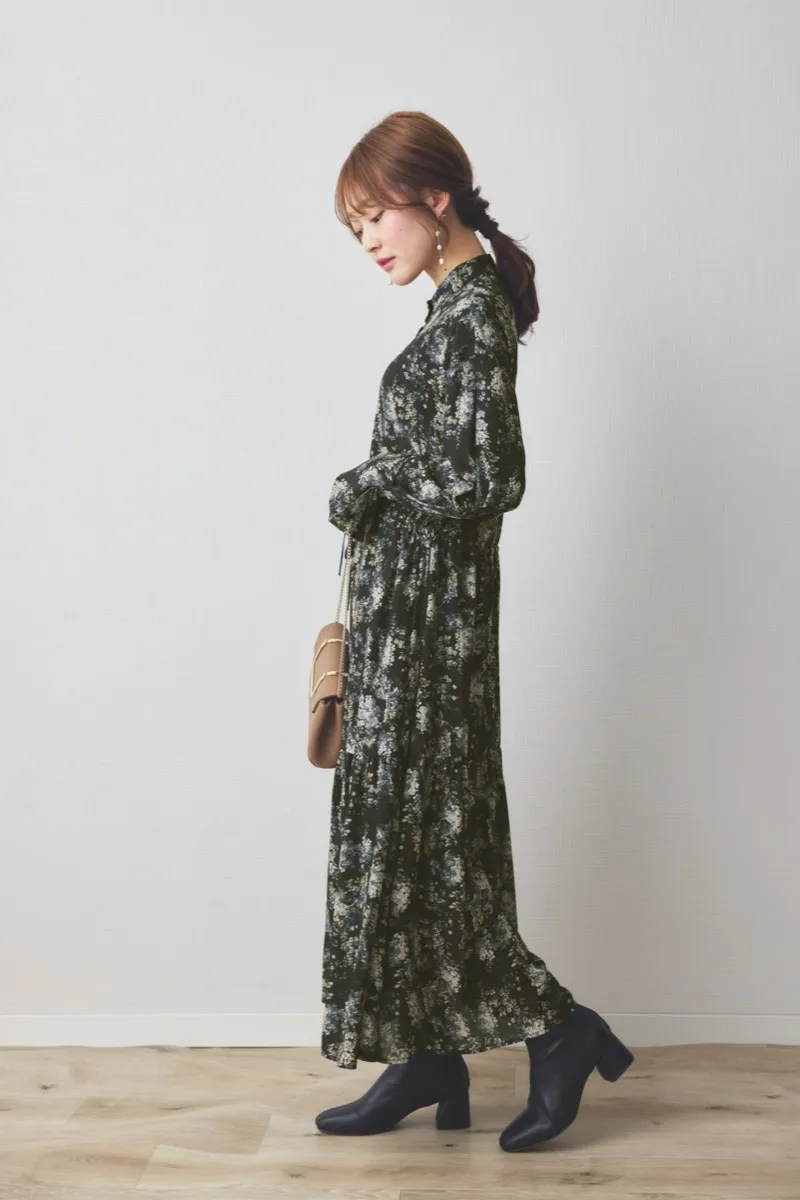 ブラックのフレアスリーブフラワーワンピース