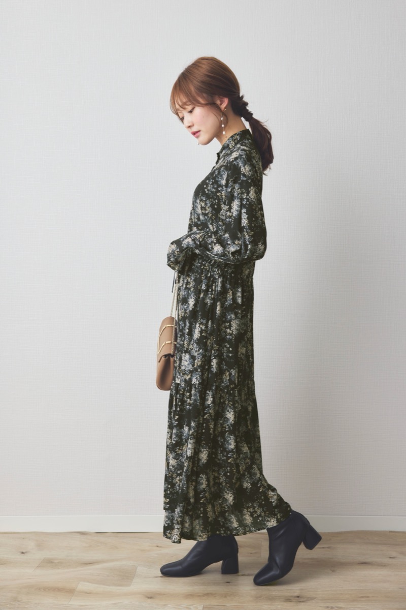 ブラックのフレアスリーブフラワーワンピース