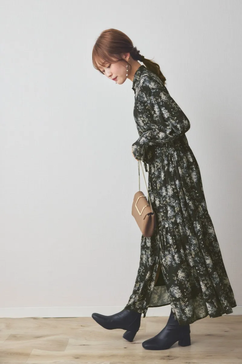 ブラックのフレアスリーブフラワーワンピース