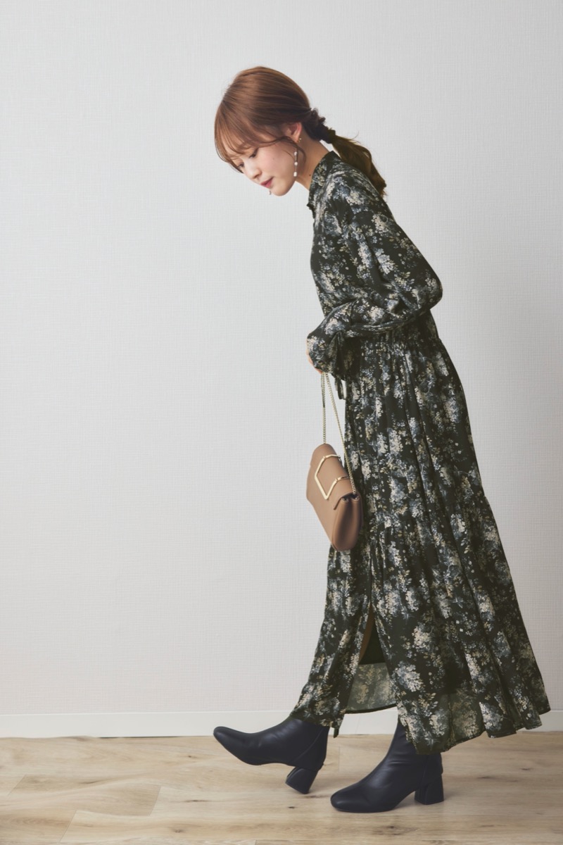 ブラックのフレアスリーブフラワーワンピース