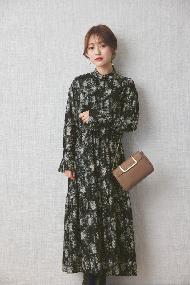 ブラックのフレアスリーブフラワーワンピース