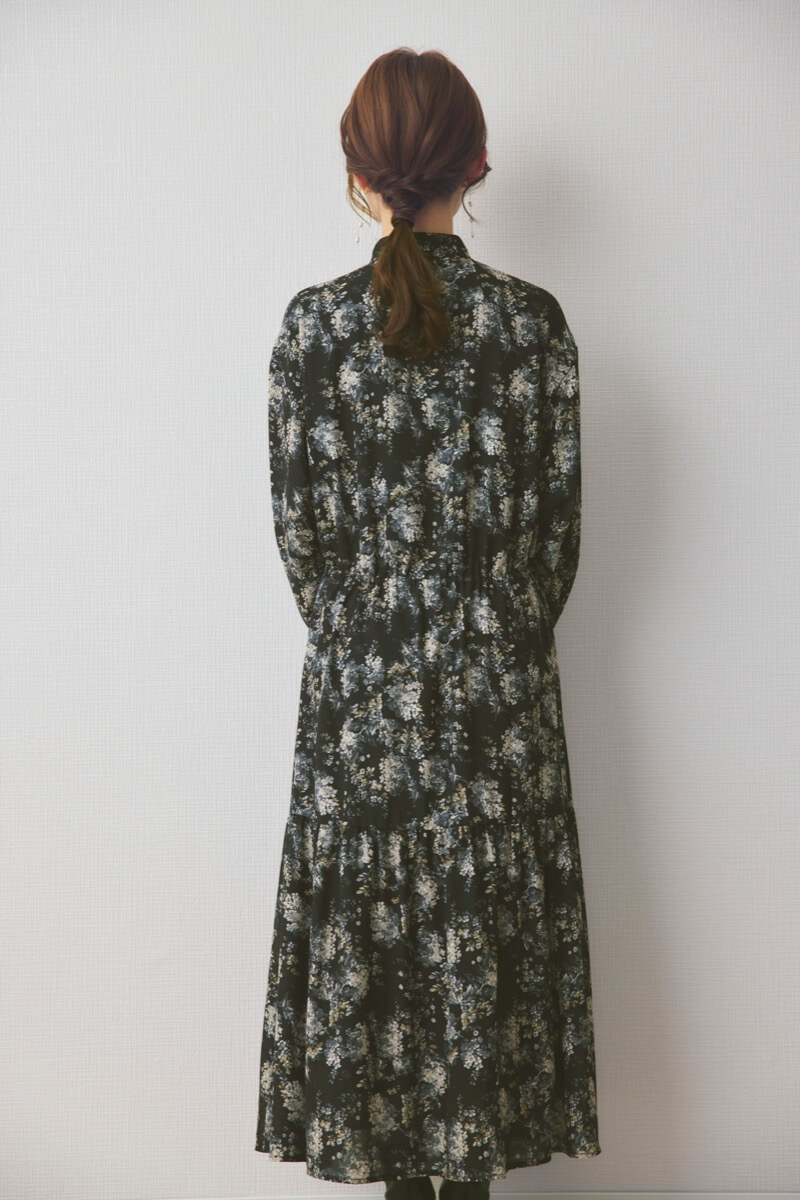 ブラックのフレアスリーブフラワーワンピース