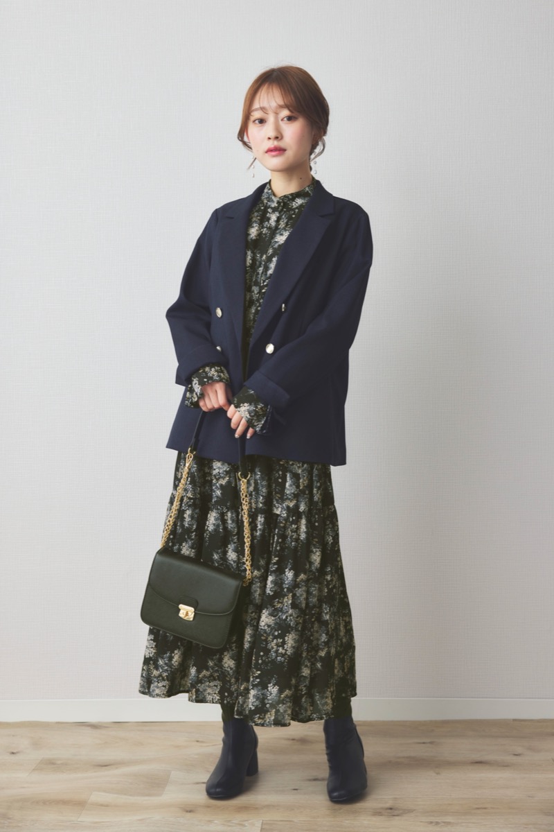 ブラックのフレアスリーブフラワーワンピース