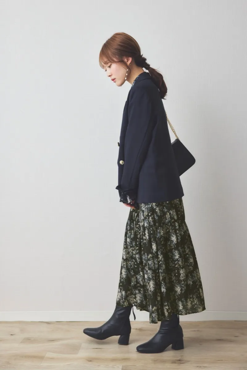 ブラックのフレアスリーブフラワーワンピース