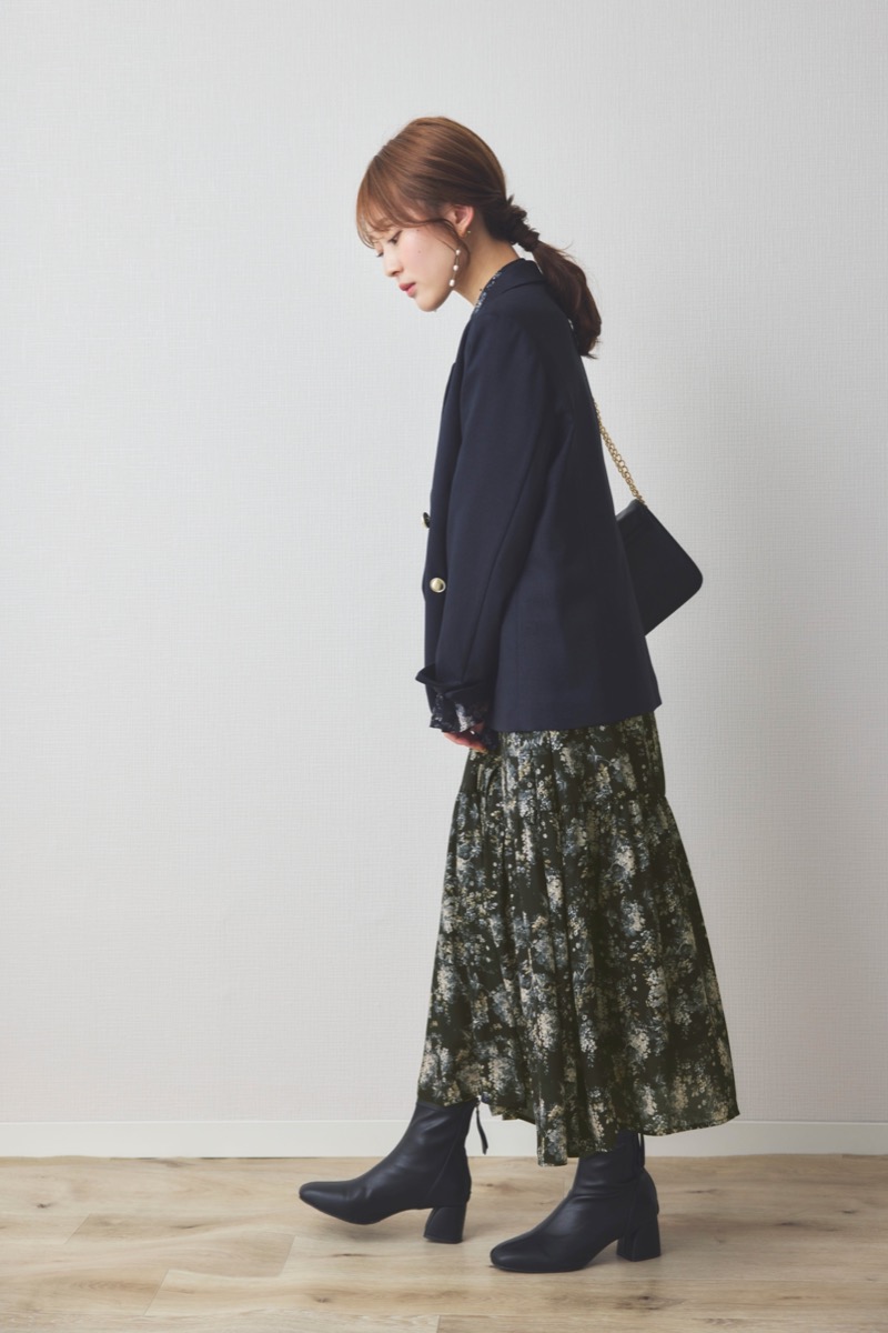 ブラックのフレアスリーブフラワーワンピース