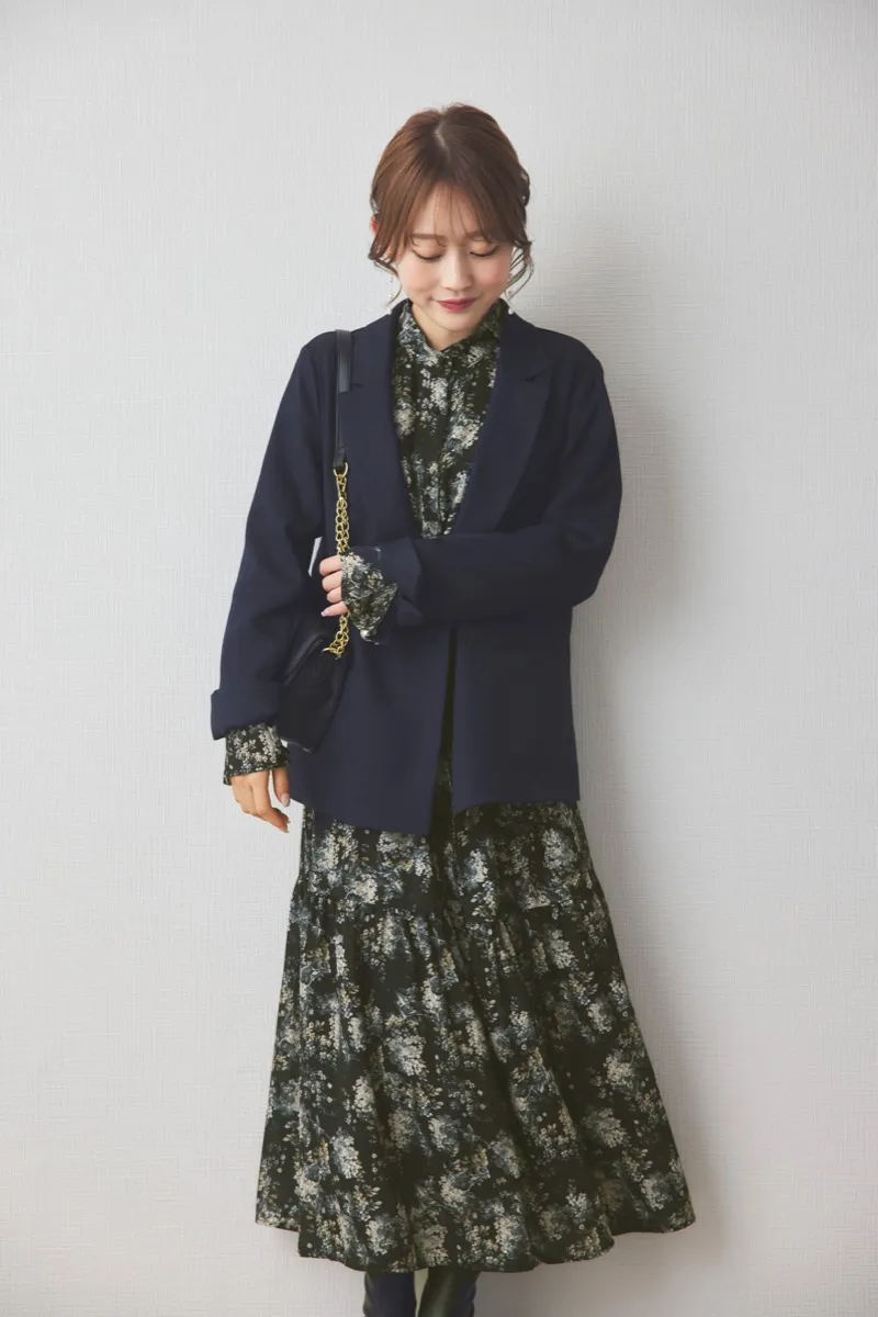 ブラックのフレアスリーブフラワーワンピース