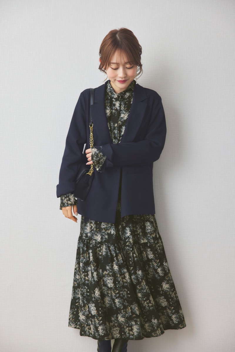 ブラックのフレアスリーブフラワーワンピース