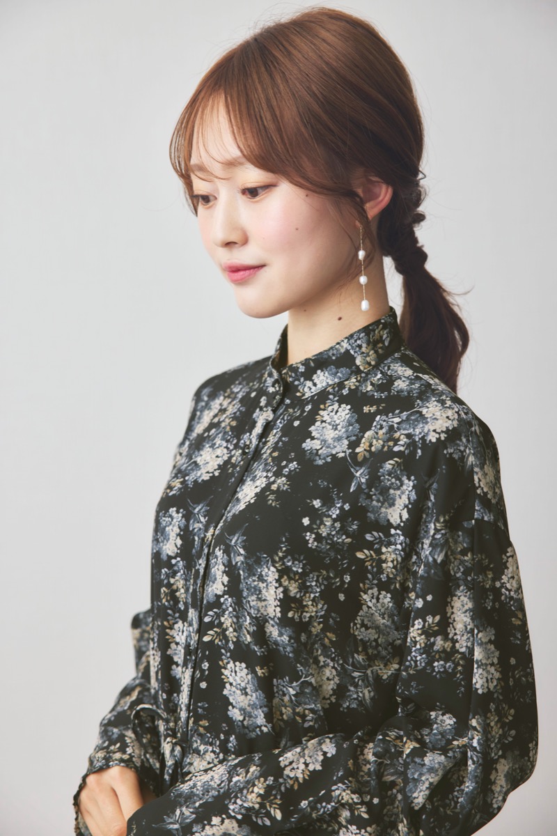 ブラックのフレアスリーブフラワーワンピース