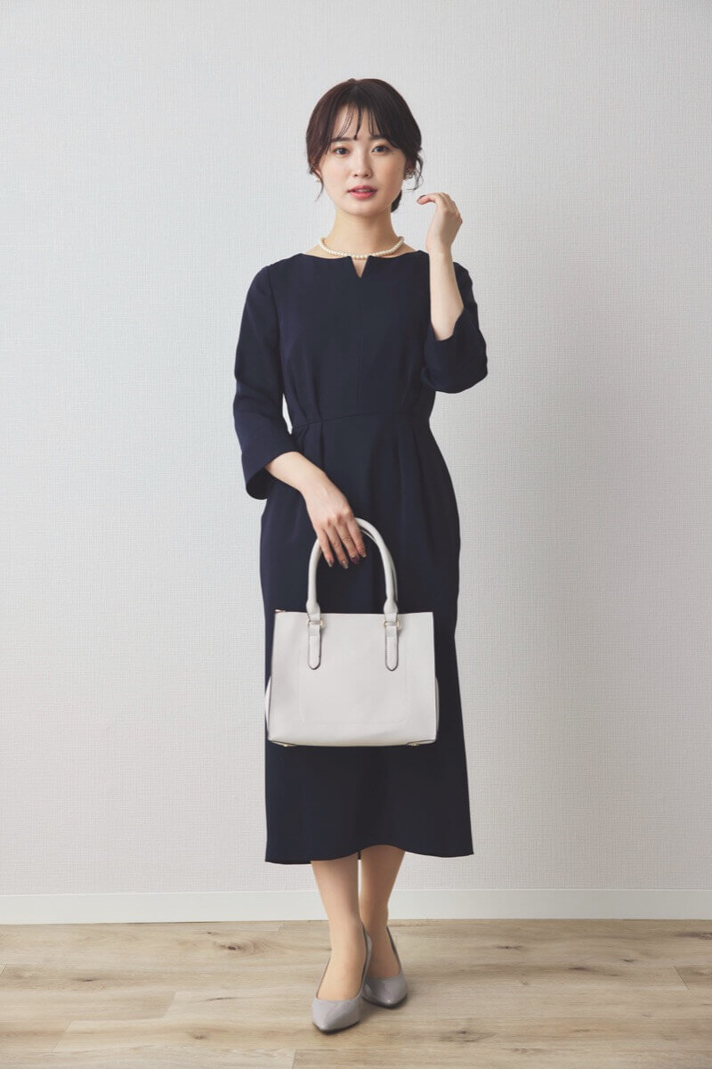 ネイビーの七分袖スリットネックワンピース