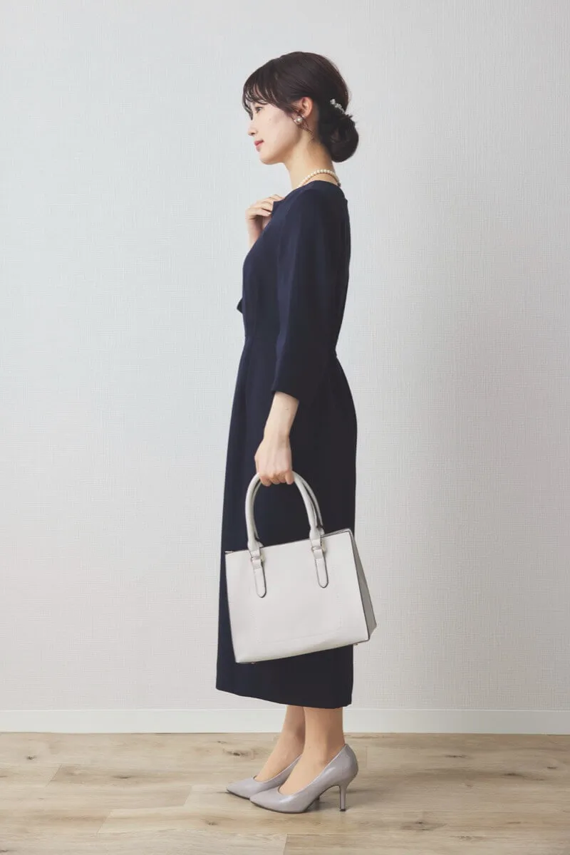 ネイビーの七分袖スリットネックワンピース