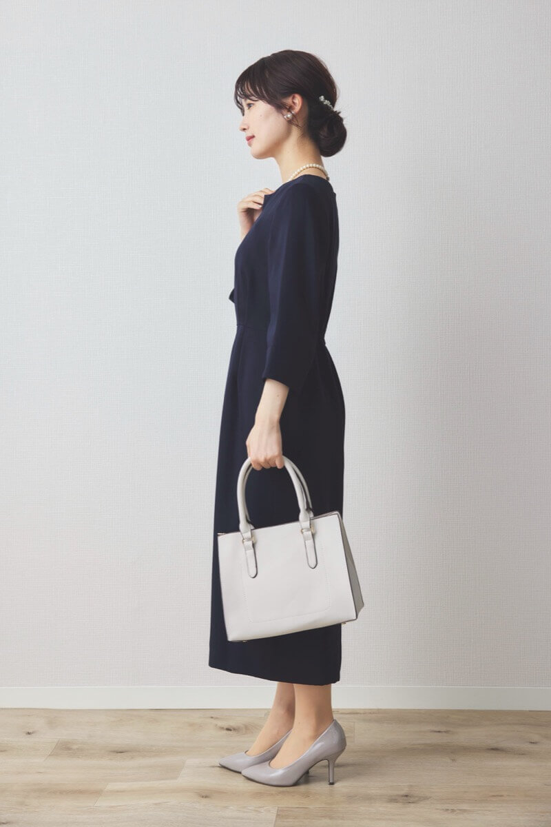 ネイビーの七分袖スリットネックワンピース