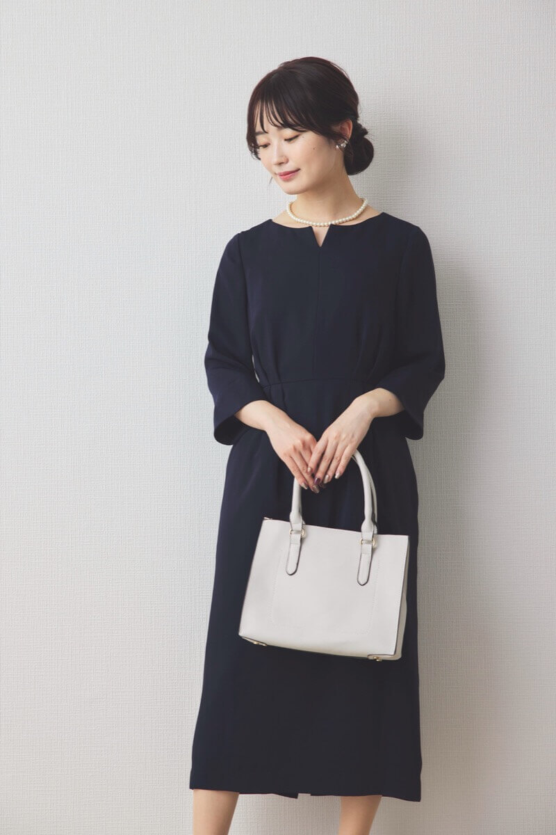 ネイビーの七分袖スリットネックワンピース
