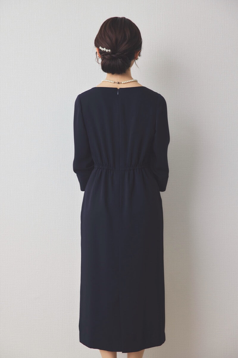 ネイビーの七分袖スリットネックワンピース