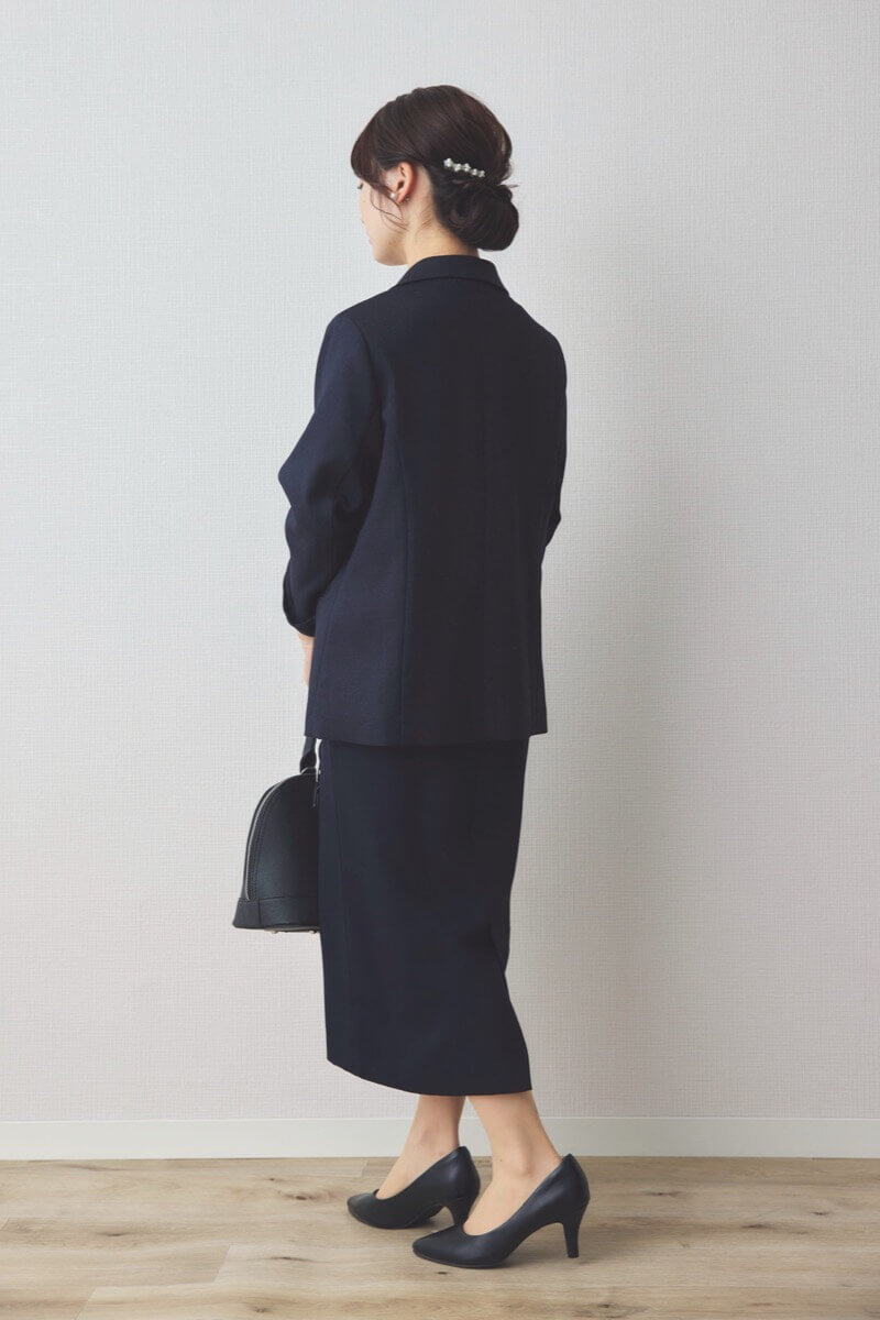 ネイビーの七分袖スリットネックワンピース