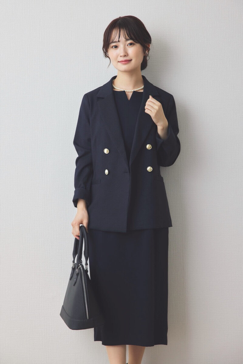 ネイビーの七分袖スリットネックワンピース