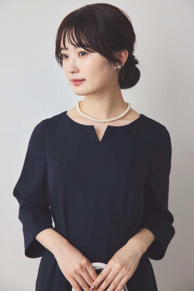 ネイビーの七分袖スリットネックワンピース