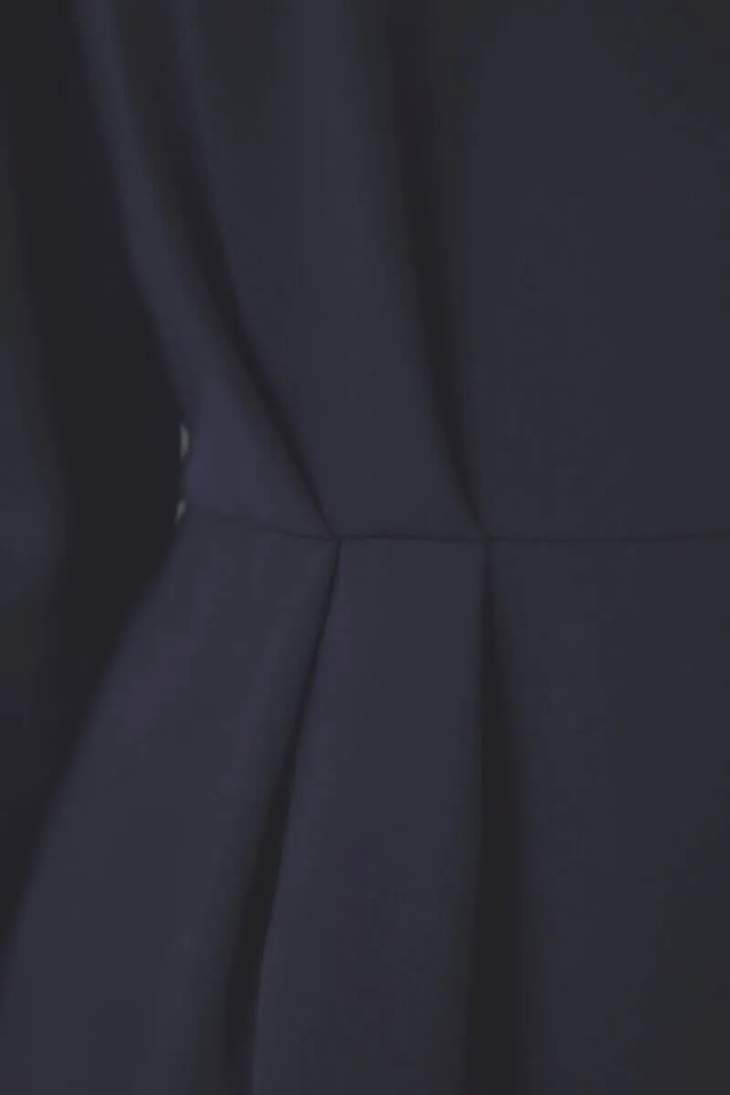 ネイビーの七分袖スリットネックワンピース