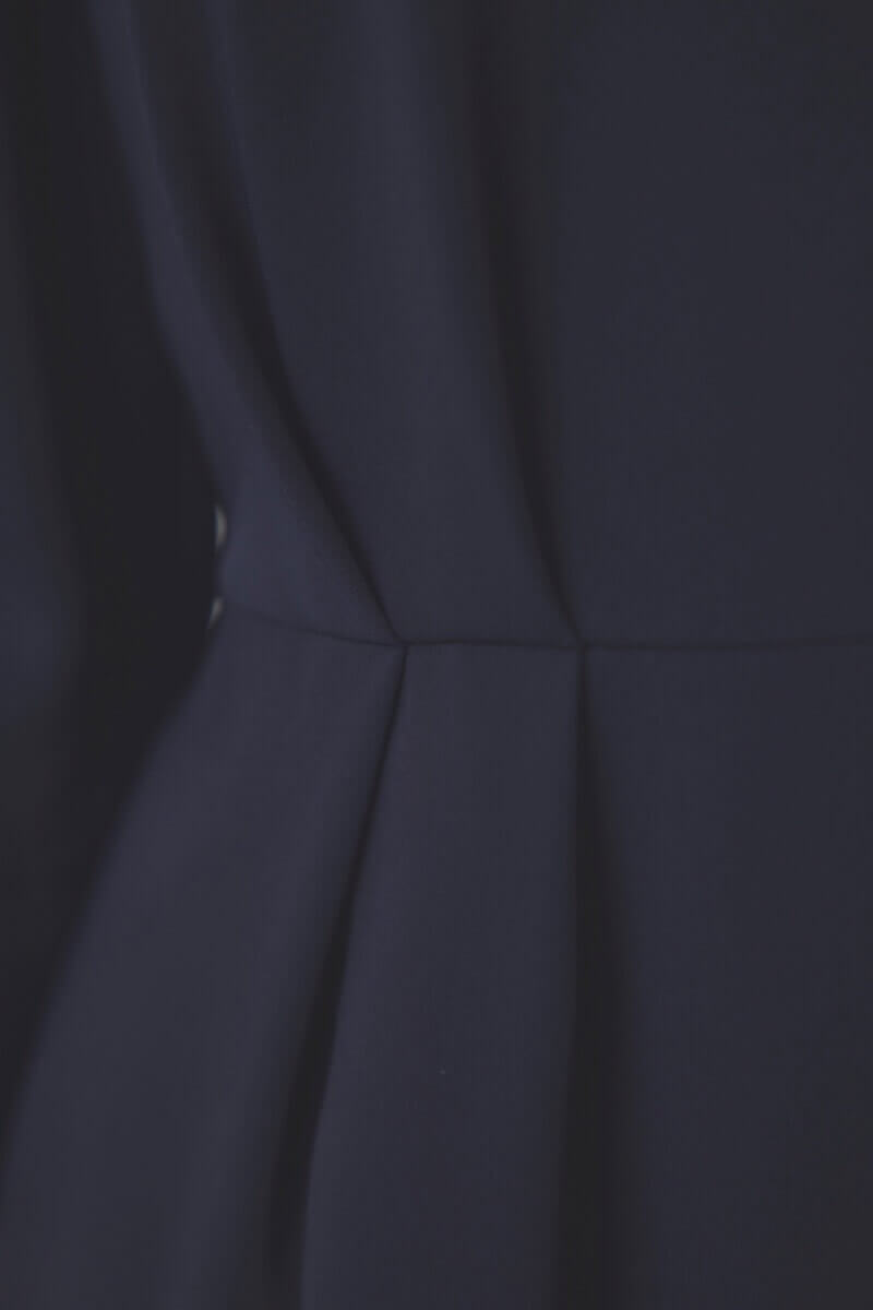 ネイビーの七分袖スリットネックワンピース