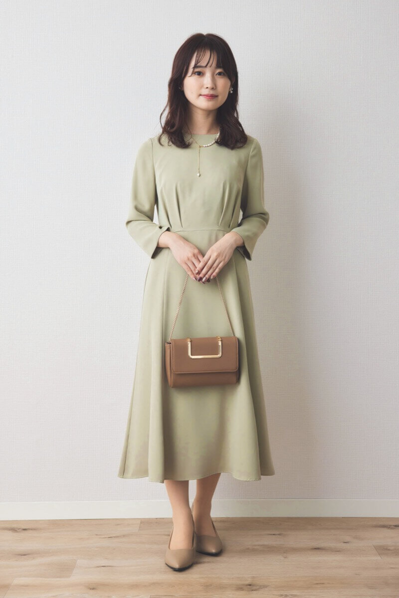 ライトグリーンのクラシックフレアワンピース