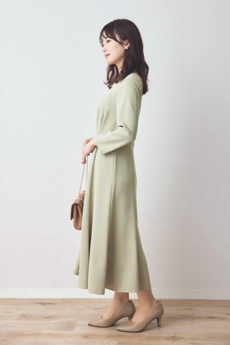 ライトグリーンのクラシックフレアワンピース