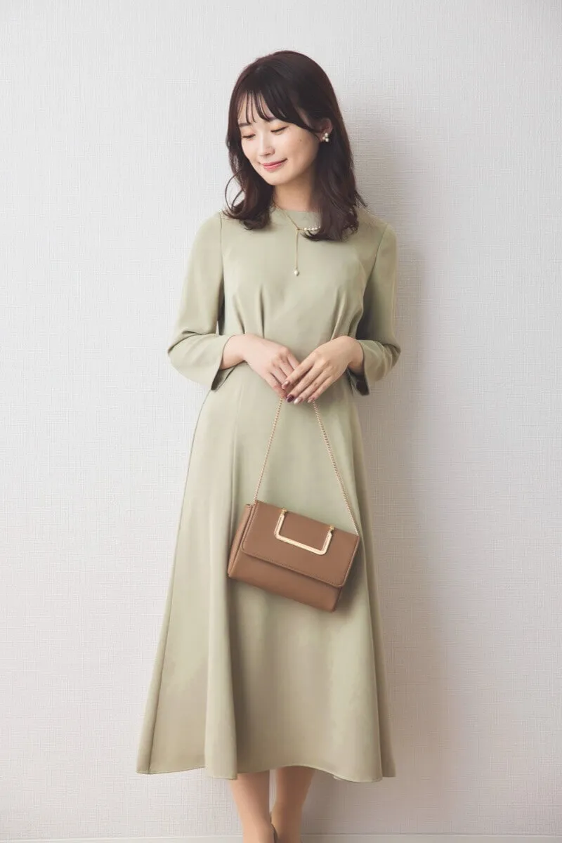 ライトグリーンのクラシックフレアワンピース