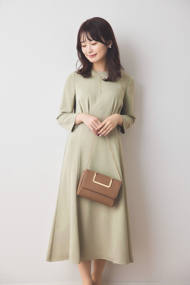 ライトグリーンのクラシックフレアワンピース