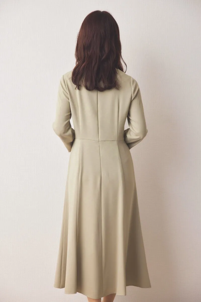 ライトグリーンのクラシックフレアワンピース